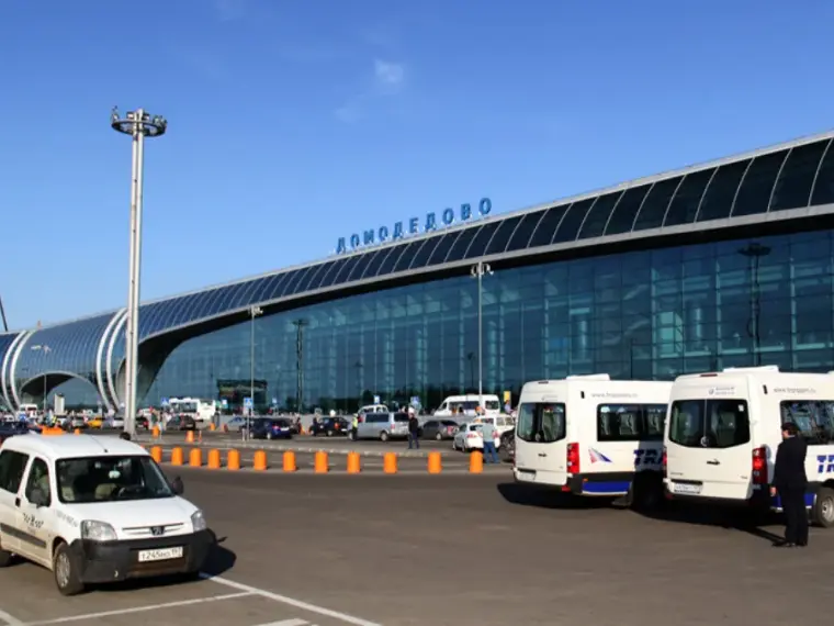 Терминал и перрон аэропорта